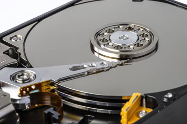 Bir sabit diskteki manyetik iğnenin makro fotoğrafı, üç plakalı açık bir HDD.