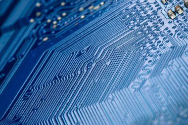 Mavi devre kartındaki elektrik yollarının makro fotoğrafı, seçici odak.