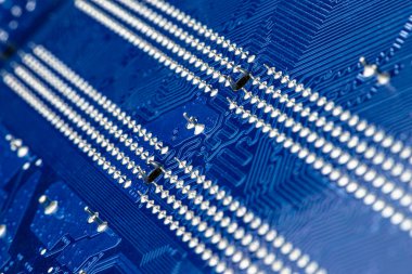 Mavi devre kartındaki elektrik yollarının makro fotoğrafı, yarı iletken ucu lehimlemesi.