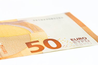 Avrupa Birliği banknotunun 50 EUR 'luk makro çekimi, 50 EUR' luk yakın plan, beyaz arka plan, seçici odak.