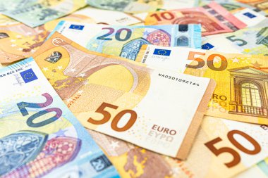 Avrupa para birimi EURO 'nun banknotlarından oluşan arkaplan 5, 10, 20 ve 50 rastgele dağılmış, düz üst görünüm.