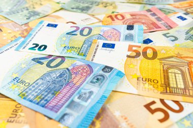Avrupa para birimi EURO 'nun banknotlarından oluşan arkaplan 5, 10, 20 ve 50 rastgele dağılmış, düz üst görünüm.