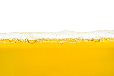 Görünür köpüklü ve köpüklü bir bardakta makro bira, kesme yolu olan beyaz bir arkaplanda izole edilmiş, en üstteki boşluğu kopyala.