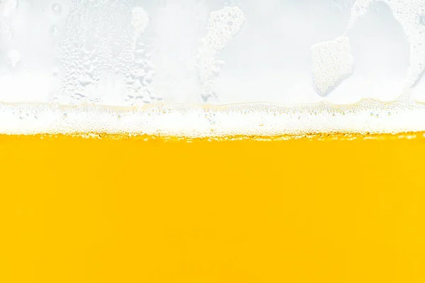 Macro Shot Cerveja Copo Com Espuma Visível Gotas Água — Fotografia de Stock