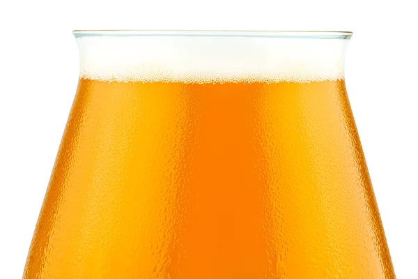 発泡体で満たされたテクウテイスティンググラスで冷たいビールのマクロショット ガラス上の水の滴 ガラスの上部が表示されます クリッピングパスと白の背景に隔離 — ストック写真