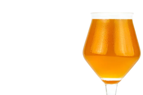 Холодне Пиво Дегустаційному Келиху Наповненому Піною Краплями Води Склі Скло — стокове фото