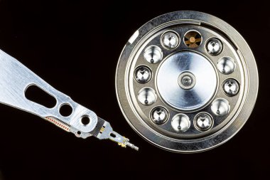 Sabit disk üzerindeki manyetik iğnenin makro görüntüsü, HDD diskini aç, tamamen temiz bir yüzey, üst görünüm.