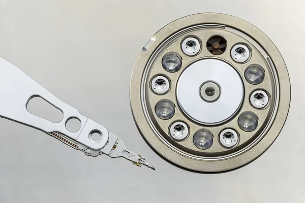 Suntikan Makro Dari Jarum Magnetik Pada Piring Hard Disk Membuka — Stok Foto