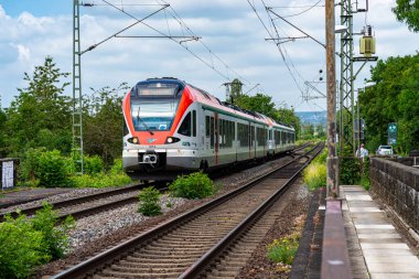 Koblenz Almanya, 22 Haziran 2020. VIAS GmbH taşıyıcısına ait elektrikli bir yolcu treni Batı Almanya 'da Koblenz' daki küçük bir tren istasyonuna varıyor..