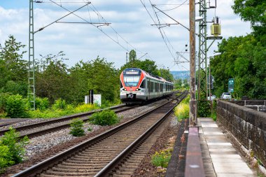 Koblenz Almanya, 22 Haziran 2020. VIAS GmbH taşıyıcısına ait elektrikli bir yolcu treni Batı Almanya 'da Koblenz' daki küçük bir tren istasyonuna varıyor..