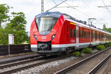 Koblenz Almanya, 22 Haziran 2020. Almanya 'nın batısındaki Koblenz' de küçük bir tren istasyonuna ulaşan Deutsche Bahn AG taşıyıcısına ait elektrikli bir yolcu treni görülüyor..