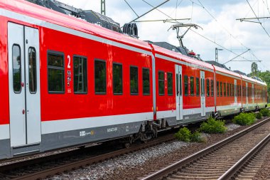 Koblenz Almanya, 22 Haziran 2020. Almanya 'nın batısındaki Koblenz' de küçük bir tren istasyonuna ulaşan Deutsche Bahn AG taşıyıcısına ait elektrikli bir yolcu treni görülüyor..