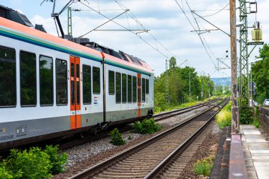 Koblenz Almanya, 22 Haziran 2020. VIAS GmbH taşıyıcısına ait elektrikli bir yolcu treni Batı Almanya 'da Koblenz' daki küçük bir tren istasyonuna varıyor..
