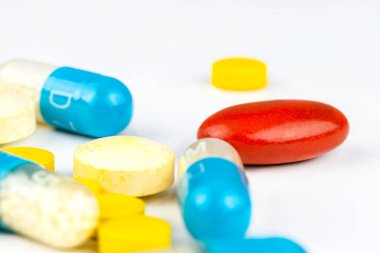 Farklı renklerde haplardan ve haplardan oluşan arka plan, makro çekim..