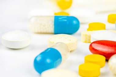 Farklı renklerde haplardan ve haplardan oluşan arka plan, makro çekim..