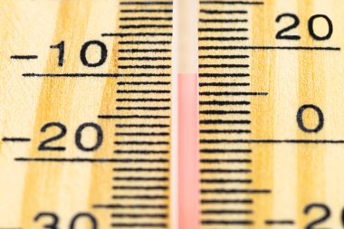 Klasik bir ahşap termometrenin makro görüntüsü -10 derece Celsius, 14 derece Fahrenheit.