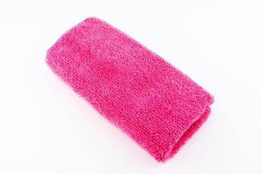 Ortadaki pembe mikrofiber kumaş, beyaz arka planda izole edilmiş, üst görünümde..