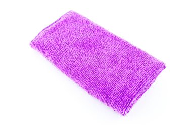 Mor mikrofiber kumaş ortada duruyor, beyaz bir arkaplanda izole edilmiş, üst görünümde..