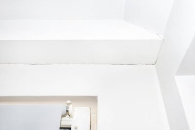 Konut binasının penceresinin üstündeki lintel duvarda boylamsal çatlak var..