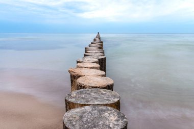 Yosun kaplı ahşap dalgalar denizde sıralanmış uzun süre maruz kalma süresi bulanık deniz dalgaları..