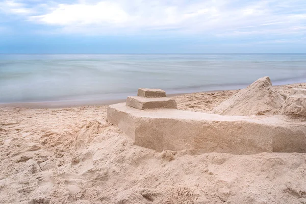 Песчаный Замок Построенный Берегу Пляжа Фоне Размытых Морских Волн Длительное — стоковое фото