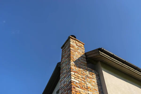 Red Ceramic Brick Chimney Standing Rear Building Facade Blue Sky — Stock Photo, Image