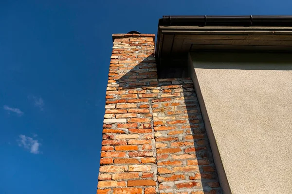 Ein Roter Ziegelkamin Der Rückseite Des Gebäudes Neben Der Fassade — Stockfoto