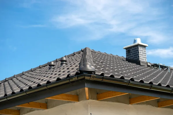 Techo Una Casa Unifamiliar Cubierta Con Nuevo Azulejo Cerámica Antracita —  Fotos de Stock