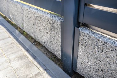 Modern panel antrasit renginde eskrim, çit temelinin görünür konektörü.