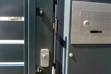 Modern bir panel çitinde kapalı kale antrasit rengi, görünür posta kutusu ve mandal..
