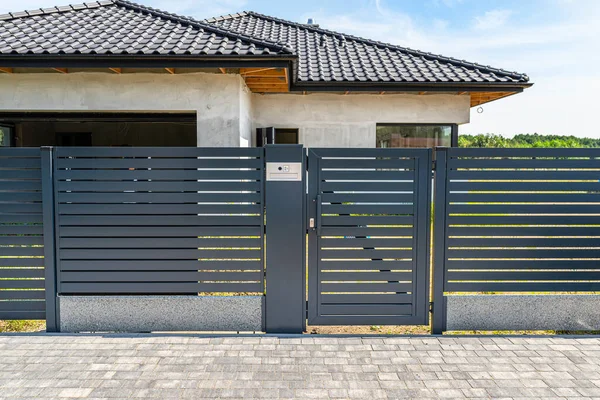 Karınca renginde modern panel eskrim, videolu kale ve arka planda bir ev..