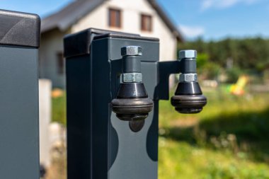 Antrasit renginde modern sürgülü giriş kapısı, görünür üst kılavuz silindirler.