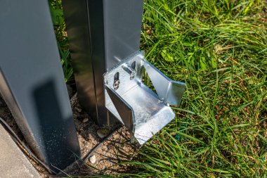 Antrasit renginde modern sürgülü giriş kapısı, görünür alt parantez.