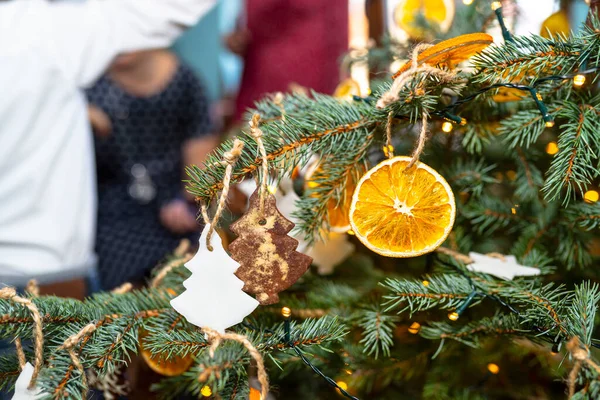 Torkade Apelsinskivor Och Trädformade Pepparkakor Hängande Julgran Med Julbelysning Och — Stockfoto