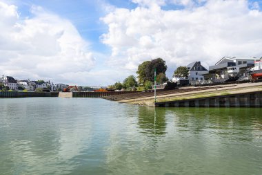 Nehir kenarındaki kanalda gemi fırlatmak için pist oluşturulmuş kuru bir rıhtım..