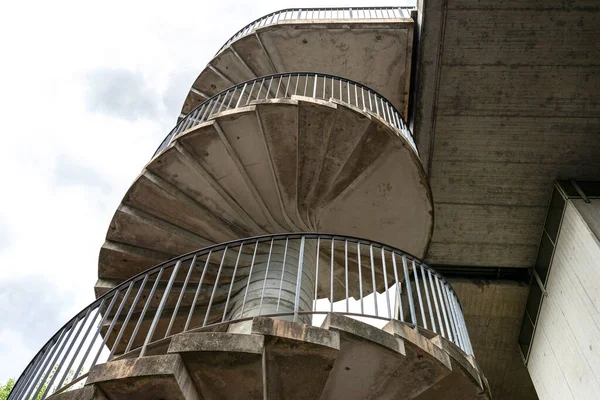 Escalier Colimaçon Béton Avec Mains Courantes Métal Pour Circulation Piétonne — Photo