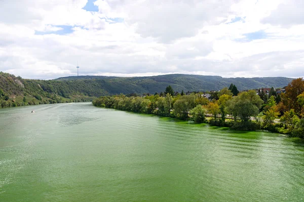 Rio Moselle Oeste Alemanha Perto Foz Rio Koblenz Fundo Colinas — Fotografia de Stock