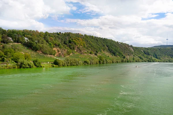 Rio Moselle Oeste Alemanha Perto Foz Rio Koblenz Fundo Colinas — Fotografia de Stock