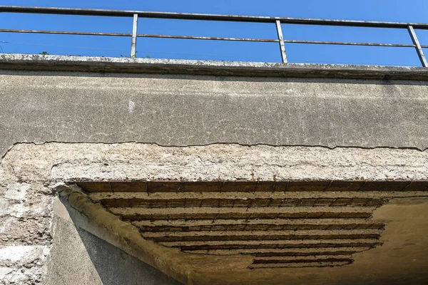 带有开裂的天花板 可见锈蚀的钢筋和钢的受损铁路高架桥 — 图库照片