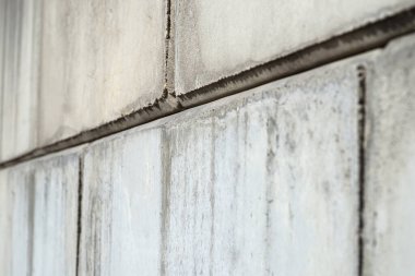 Arka plan, büyük beton bloklardan yapılmış görünürdeki eklemler, yakın plan fotoğraf..