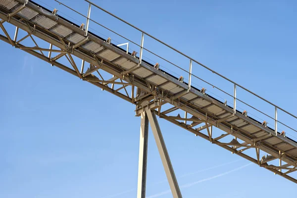 Endüstriyel Çimento Fabrikasında Mavi Gökyüzüne Çakıl Taşıma Bandı — Stok fotoğraf