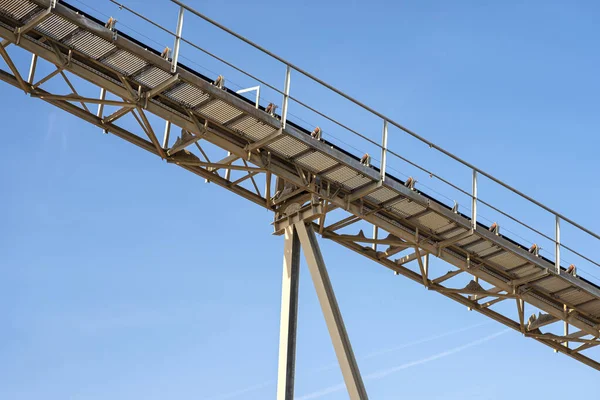 Courroie Transporteuse Pour Gravier Contre Ciel Bleu Dans Une Cimenterie — Photo