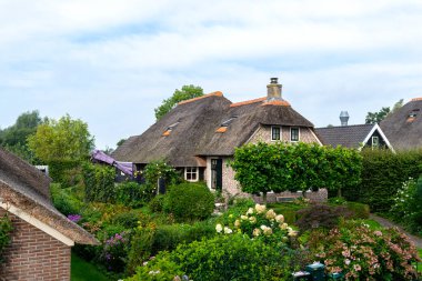 Giethoorn, Hollanda - 13 Eylül 2020. Hollanda 'nın ünlü Giethoorn köyünde su kanalları olan sazdan yapılmış güzel binalar. Köye Hollanda 'nın Venedik' i denir..