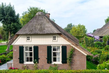 Giethoorn, Hollanda - 13 Eylül 2020. Hollanda 'nın ünlü Giethoorn köyünde su kanalları olan sazdan yapılmış güzel binalar. Köye Hollanda 'nın Venedik' i denir..