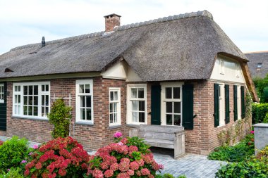 Giethoorn, Hollanda - 13 Eylül 2020. Hollanda 'nın ünlü Giethoorn köyünde su kanalları olan sazdan yapılmış güzel binalar. Köye Hollanda 'nın Venedik' i denir..