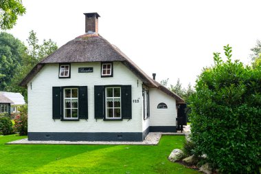 Giethoorn, Hollanda - 13 Eylül 2020. Hollanda 'nın ünlü Giethoorn köyünde su kanalları olan sazdan yapılmış güzel binalar. Köye Hollanda 'nın Venedik' i denir..
