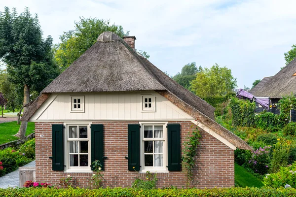 オランダのGiethoorn 2020年9月13日 オランダのGiethoornの有名な村にある美しいわらぶき屋根の建物には 水路があります 村はオランダのヴェネツィアと呼ばれています — ストック写真