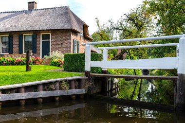 Giethoorn, Hollanda - 13 Eylül 2020. Hollanda 'nın ünlü Giethoorn köyünde su kanalları olan sazdan yapılmış güzel binalar. Köye Hollanda 'nın Venedik' i denir..