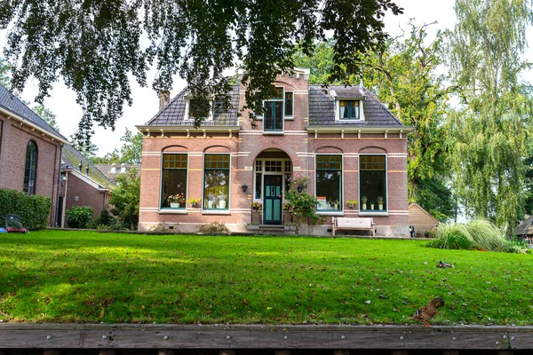 Giethoorn, Hollanda - 13 Eylül 2020. Hollanda 'nın ünlü Giethoorn köyünde su kanalları olan sazdan yapılmış güzel binalar. Köye Hollanda 'nın Venedik' i denir..