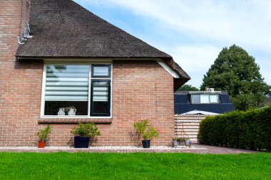 Giethoorn, Hollanda - 13 Eylül 2020. Hollanda 'nın ünlü Giethoorn köyünde su kanalları olan sazdan yapılmış güzel binalar. Köye Hollanda 'nın Venedik' i denir..